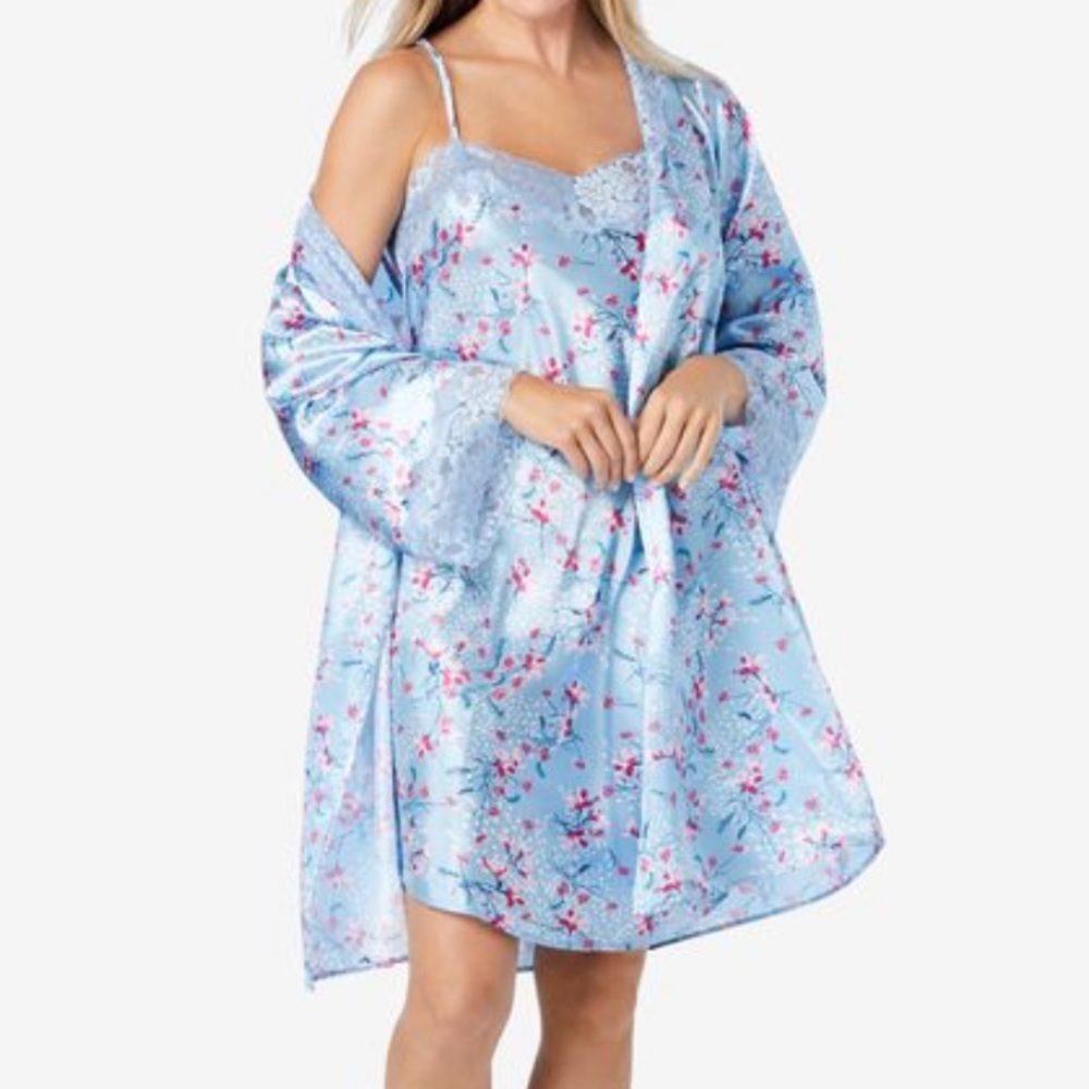 Plus size women’s robe and night gown set